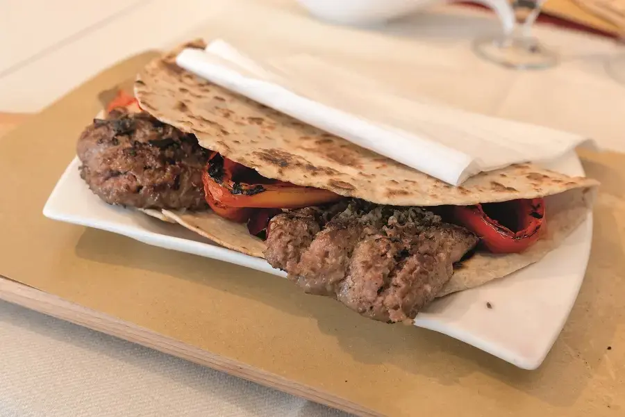 Piadelle con salsiccia e peperoni arrosto