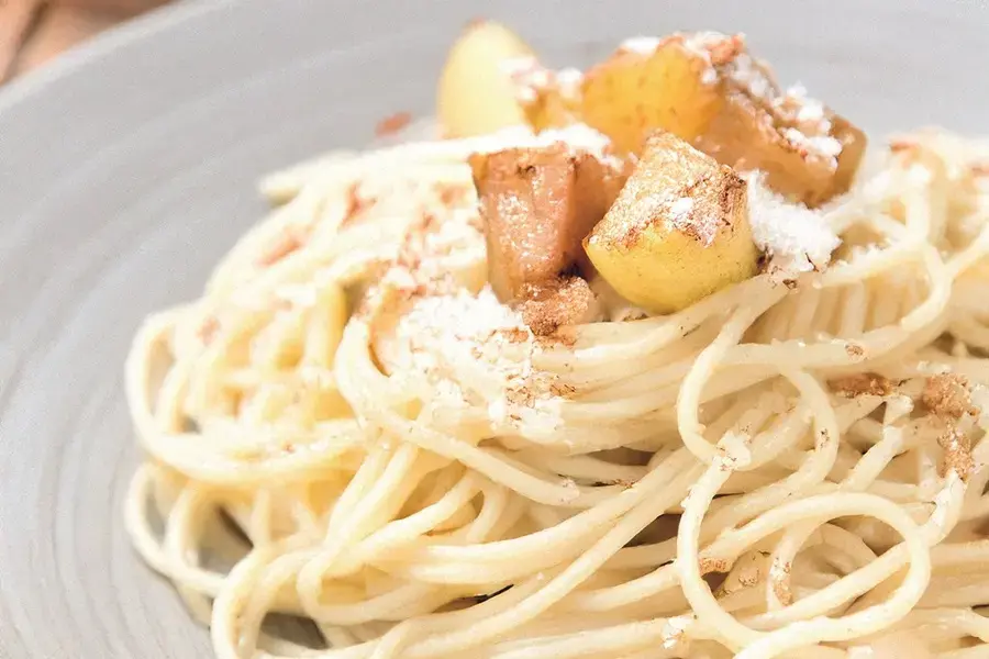Spaghetti al pecorino con mele croccanti