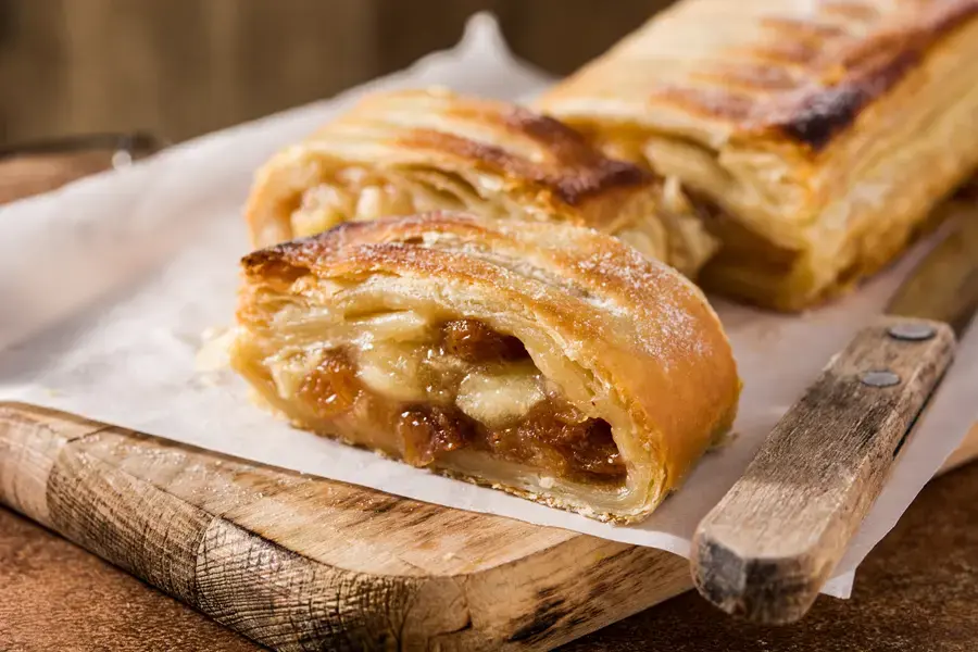 Strudel di sfoglia con mele, ricotta e noci