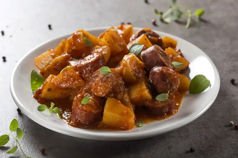 Salsiccia e patate al sugo