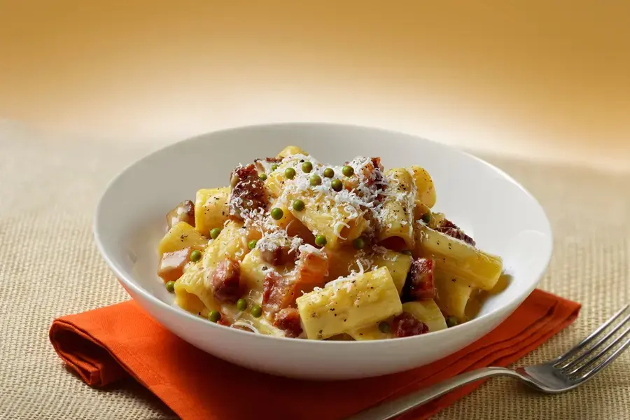 Paccheri con piselli e speck