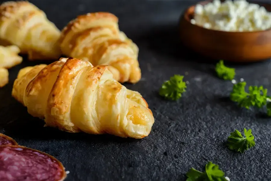 Cornetti di sfoglia con ricotta e salame