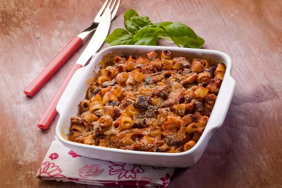 Pasta al forno con melanzane e mozzarella affumicata