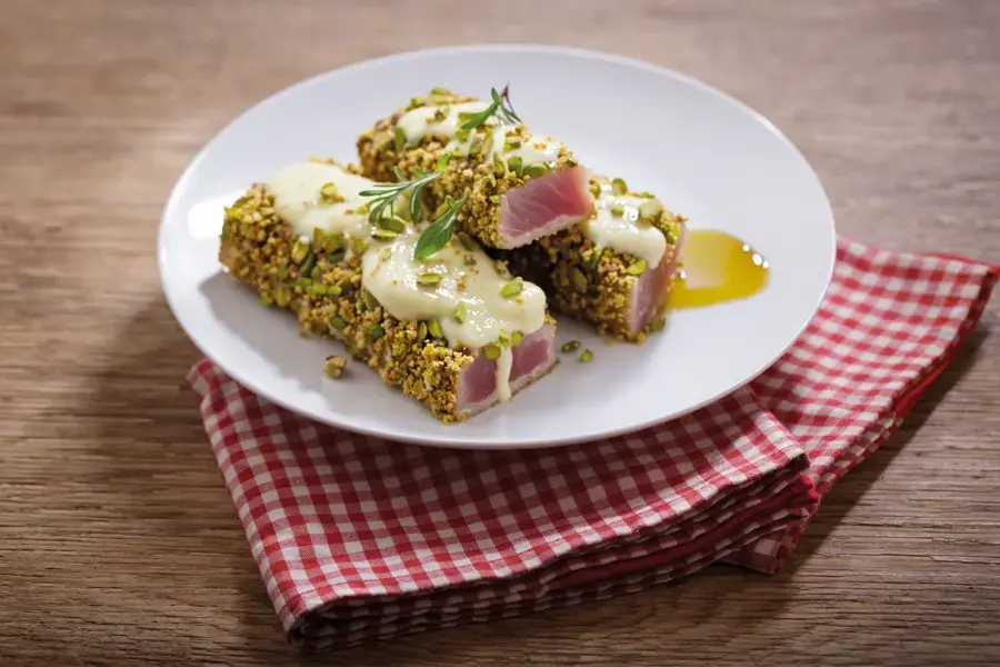 Filetti di tonno con granella di pistacchi e scamorza