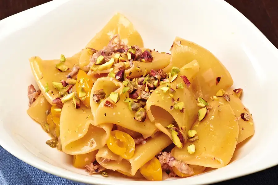 Mezzi paccheri con ciliegino giallo e stracchino